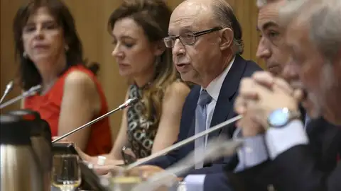 El ministro de Hacienda, Cristóbal Montoro, durante la rueda de prensa ofrecida tras la presentación de los presupuestos generales del Estado 2016 El ministro de Hacienda, Cristóbal Montoro, durante la rueda de prensa ofrecida tras la presentación de los presupuestos generales del Estado 2016