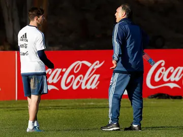 Tata Martino dialoga con Messi durante un entrenamiento Tata Martino dialoga con Messi durante un entrenamiento