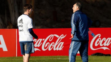 Tata Martino dialoga con Messi durante un entrenamiento