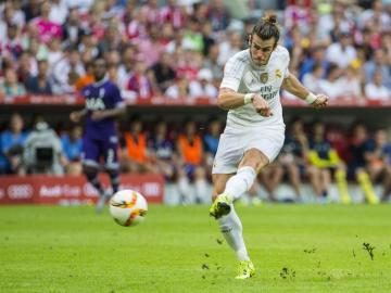 Gareth Bale chuta a portería ante el Tottenham