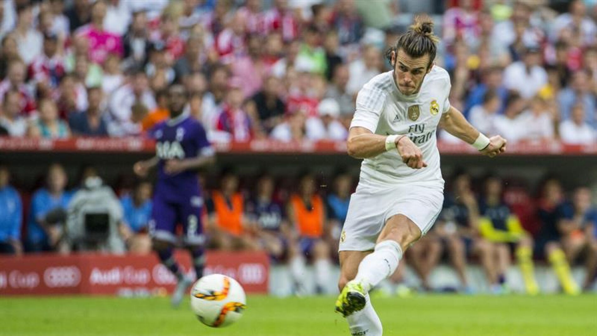 Gareth Bale chuta a porter&iacute;a ante el Tottenham