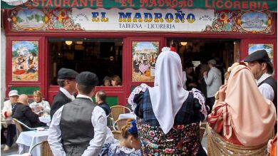 Los barrios de las ciudades y los pueblos se engalanan para celebrar la Virgen de agosto