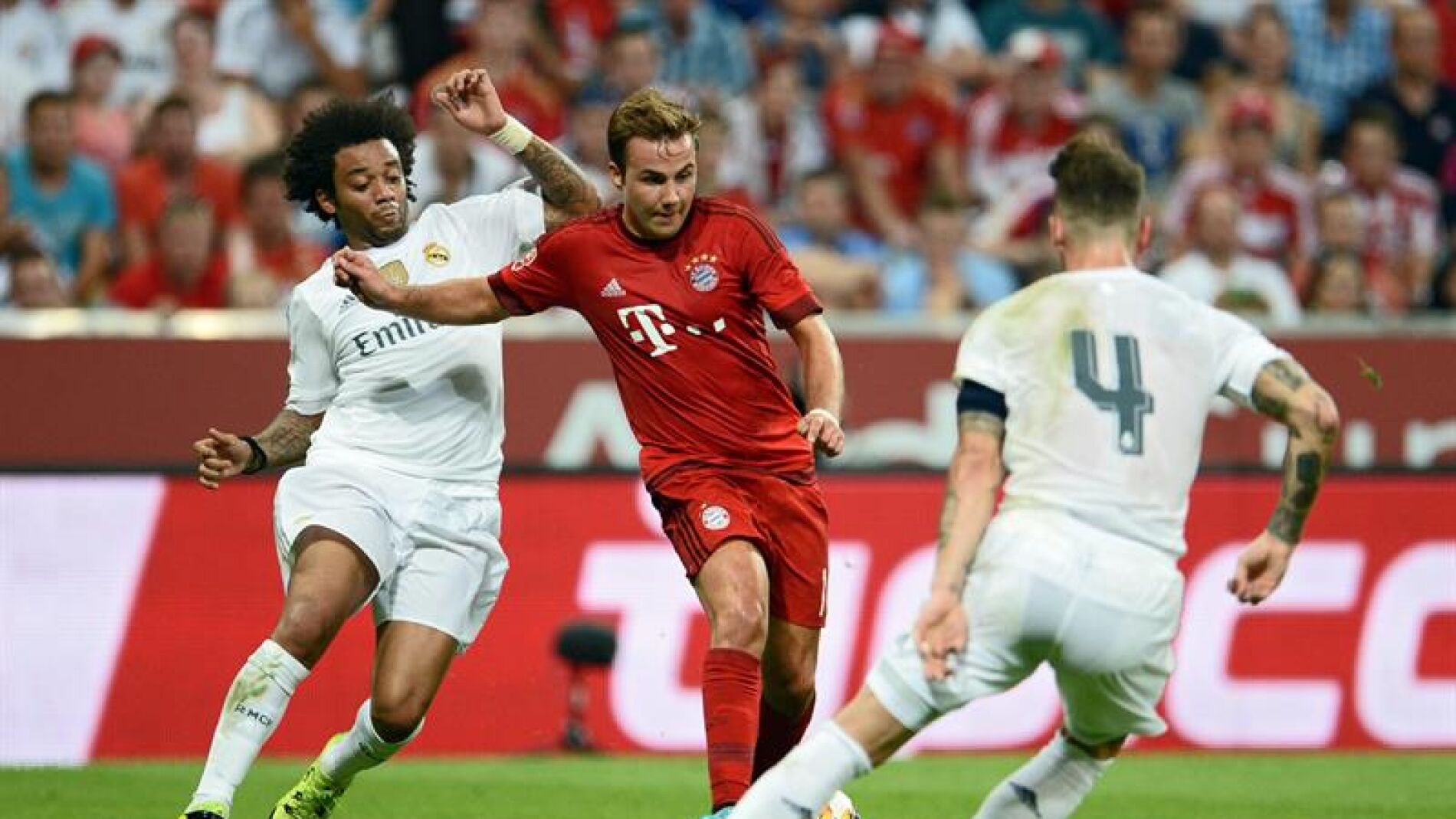 G&ouml;tze chuta a porter&iacute;a ante el Madrid