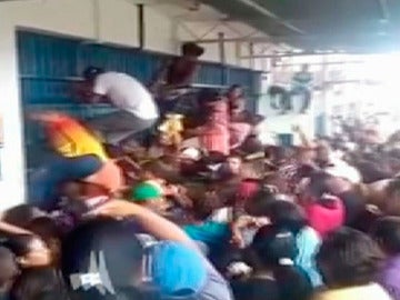 Saqueo a un supermercado en Venezuela