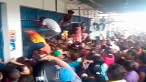 Saqueo a un supermercado en Venezuela