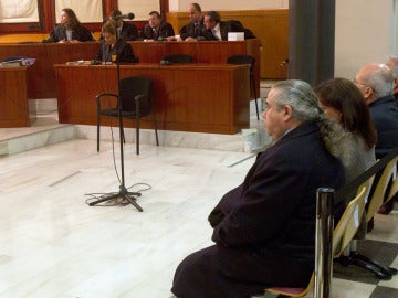 Fidel Pallerols (d), junto al resto de acusados en el caso Pallerols