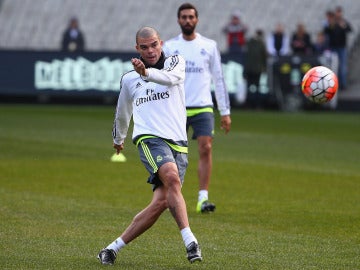 Pepe entrena con el Real Madrid