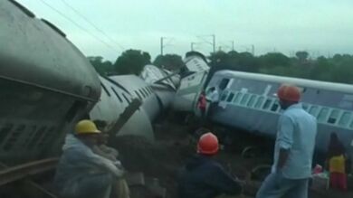 Al menos 27 muertos por el descarrilamiento de dos trenes en India