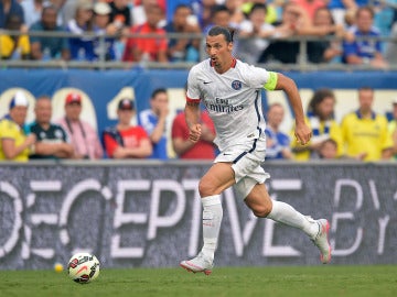 Ibrahimovic conduce el balón durante un partido con el PSG