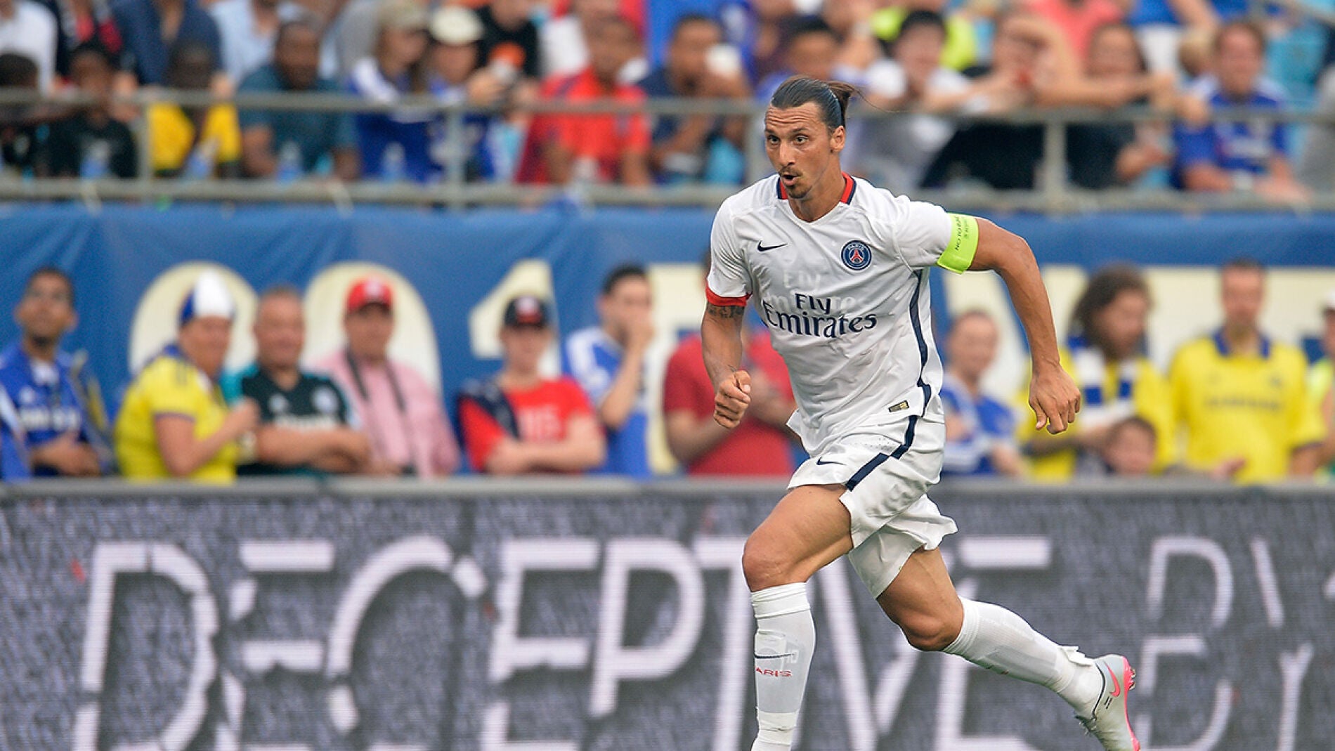 Ibrahimovic conduce el bal&oacute;n durante un partido con el PSG