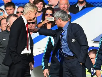 Mourinho y Wenger, en uno de sus numerosos enfrentamientos en Inglaterra Mourinho y Wenger, en uno de sus numerosos enfrentamientos en Inglaterra
