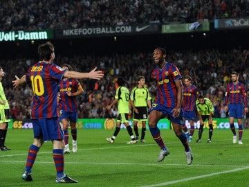 Keita celebra un gol con Leo Messi