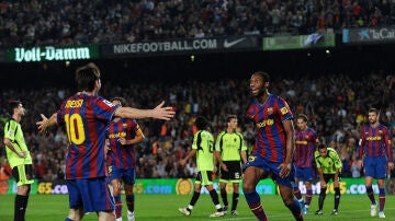 Keita celebra un gol con Leo Messi
