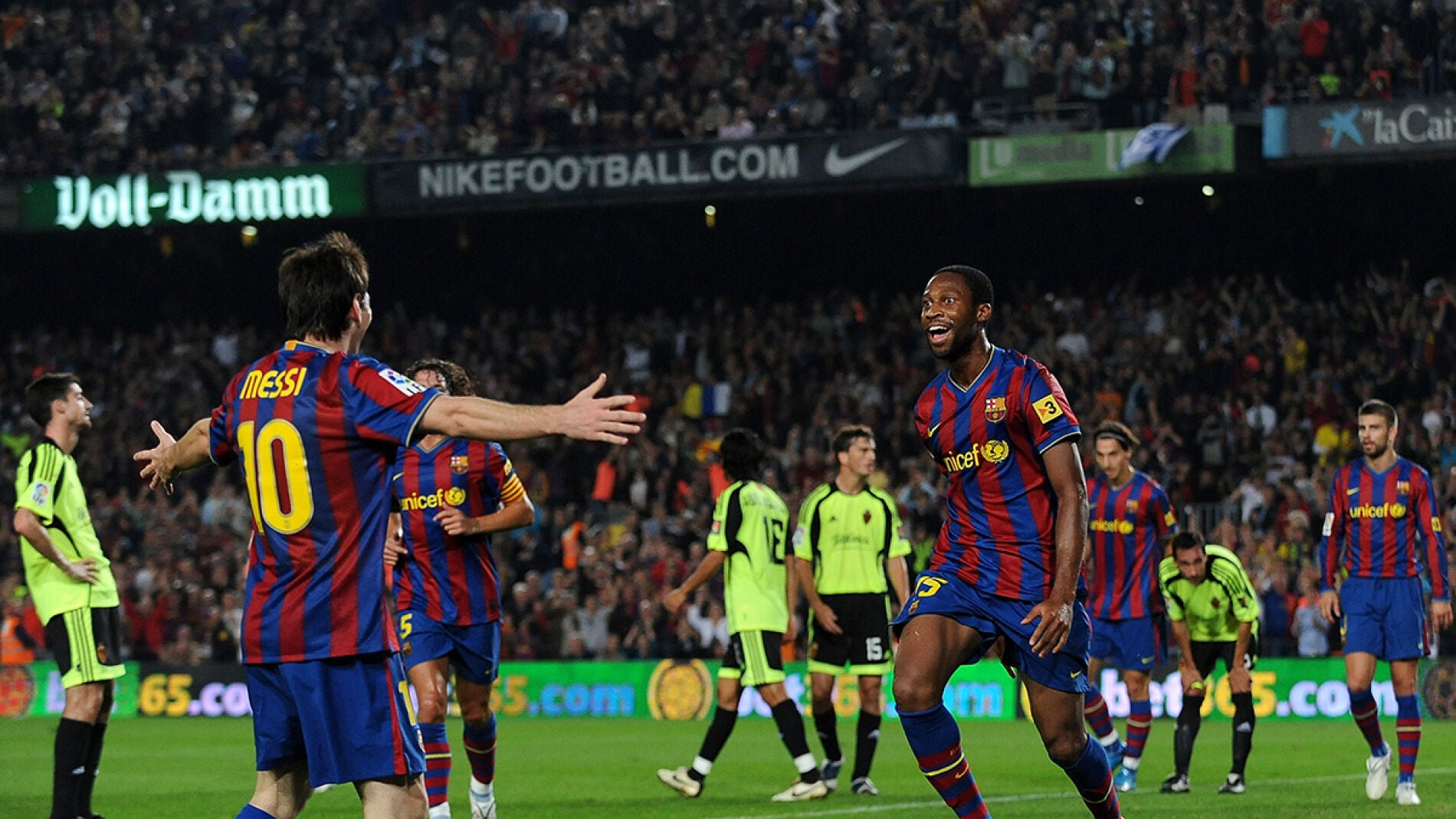 Keita celebra un gol con Leo Messi