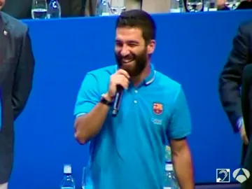 Arda Turan bromea con los peñistas Arda Turan bromea con los peñistas