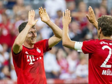 Lewandowski y Muller celebran un gol