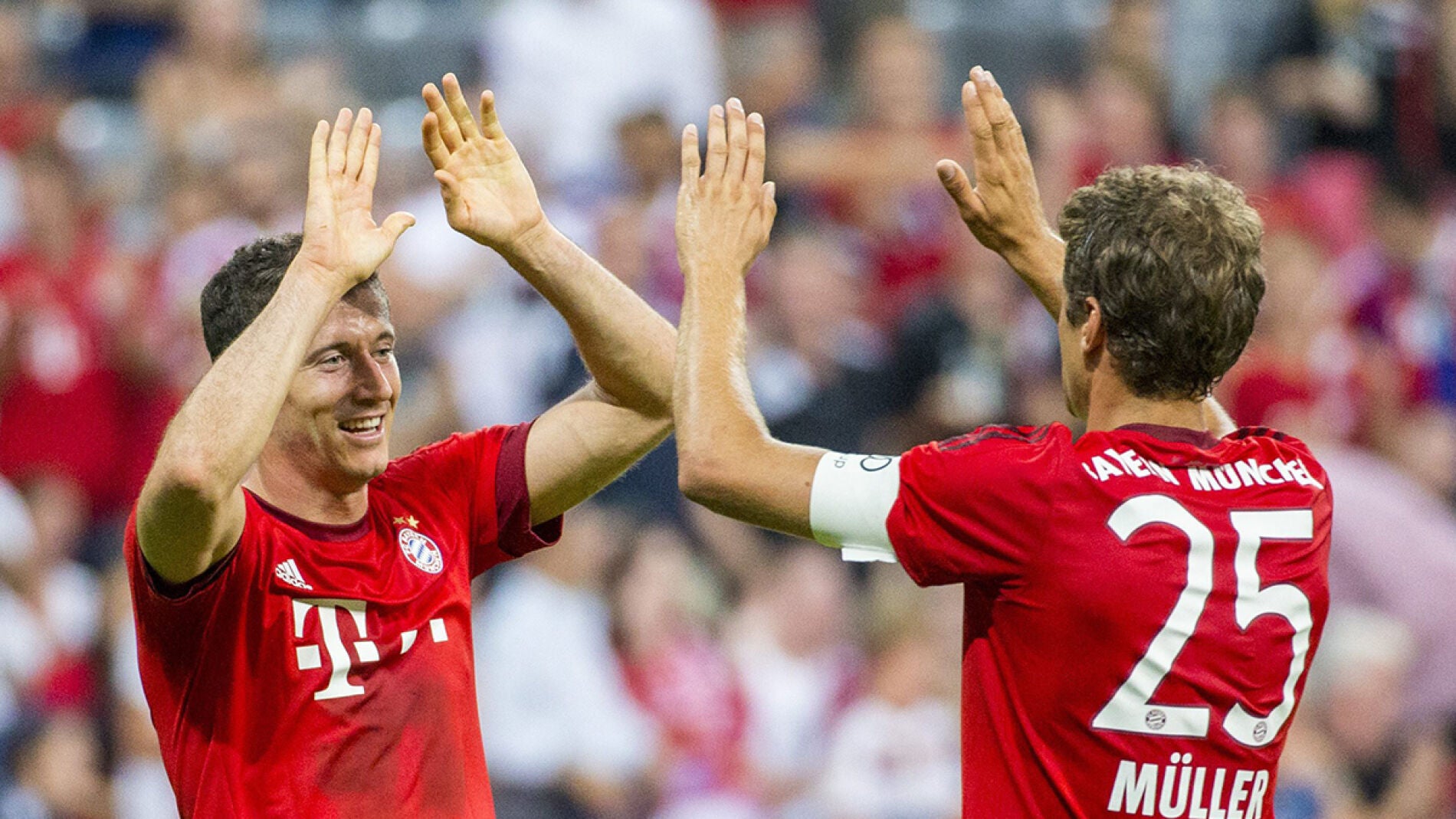 Lewandowski y Muller celebran un gol