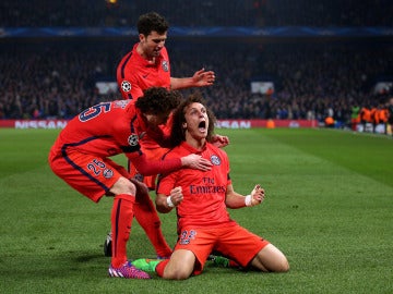 David Luiz celebra su gol contra el Chelsea en la pasada edición de la Champions