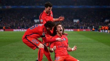 David Luiz celebra su gol contra el Chelsea en la pasada edición de la Champions