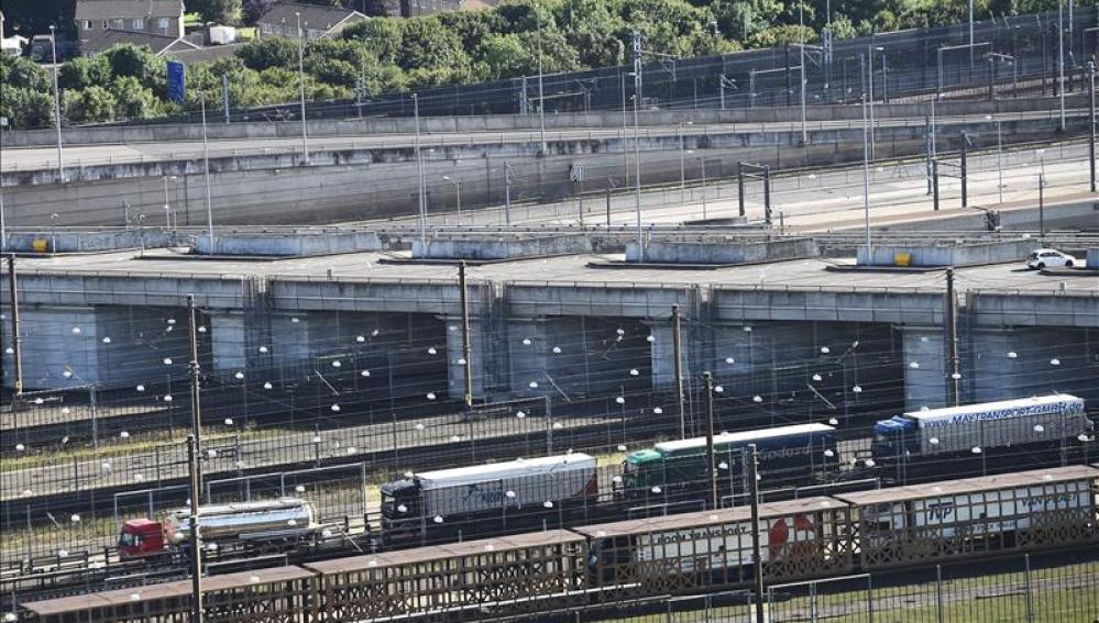 Vista de un conjunto de camiones aparcados en la terminal del Eurostar en Folkstone