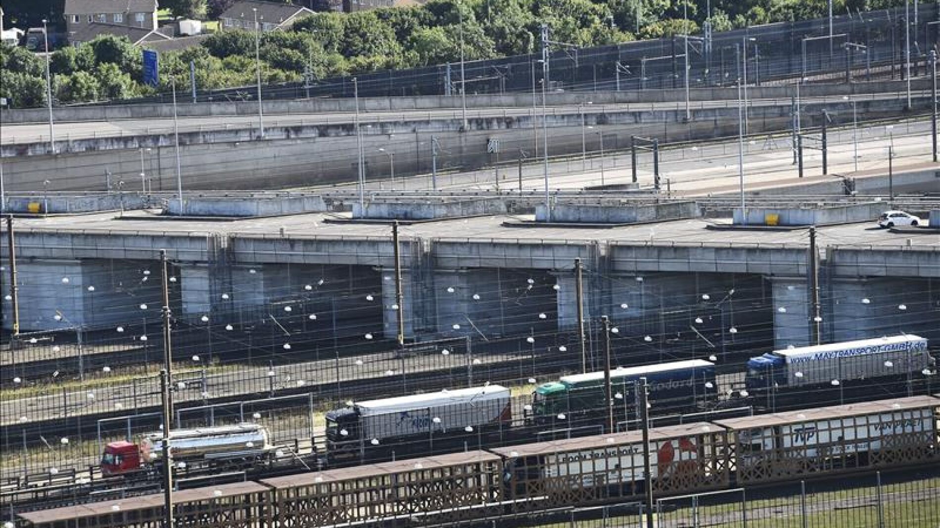 Vista de un conjunto de camiones aparcados en la terminal del Eurostar en Folkstone