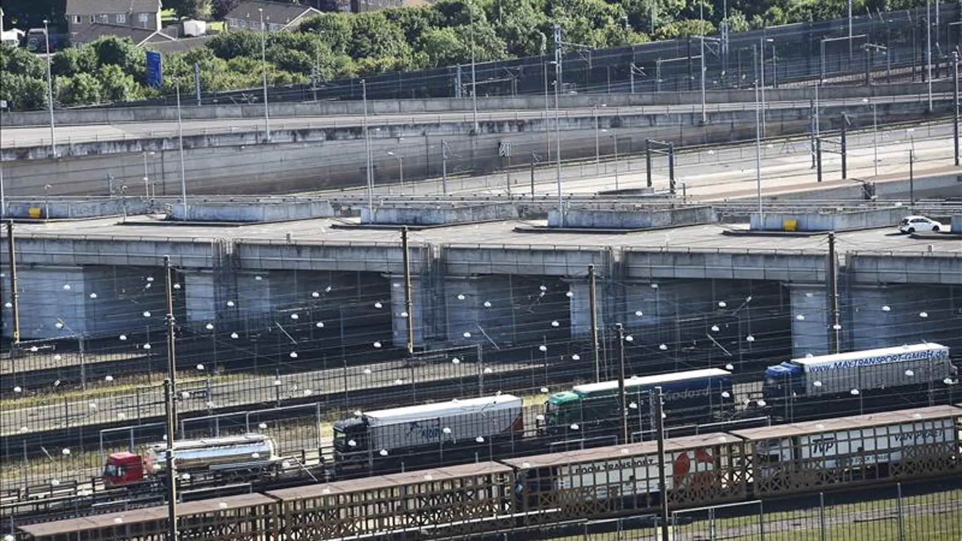 Vista de un conjunto de camiones aparcados en la terminal del Eurostar en Folkstone Vista de un conjunto de camiones aparcados en la terminal del Eurostar en Folkstone