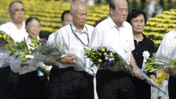 Familiares de las víctimas de la bomba atómica realizan una ofrenda floral 