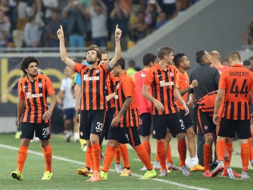 Jugadores del Shakthar celebran un gol contra el Fenerbahce