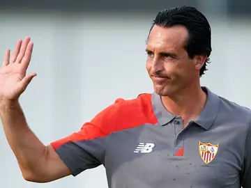 Emery saluda a los aficionados en un partido con el Sevilla Emery saluda a los aficionados en un partido con el Sevilla