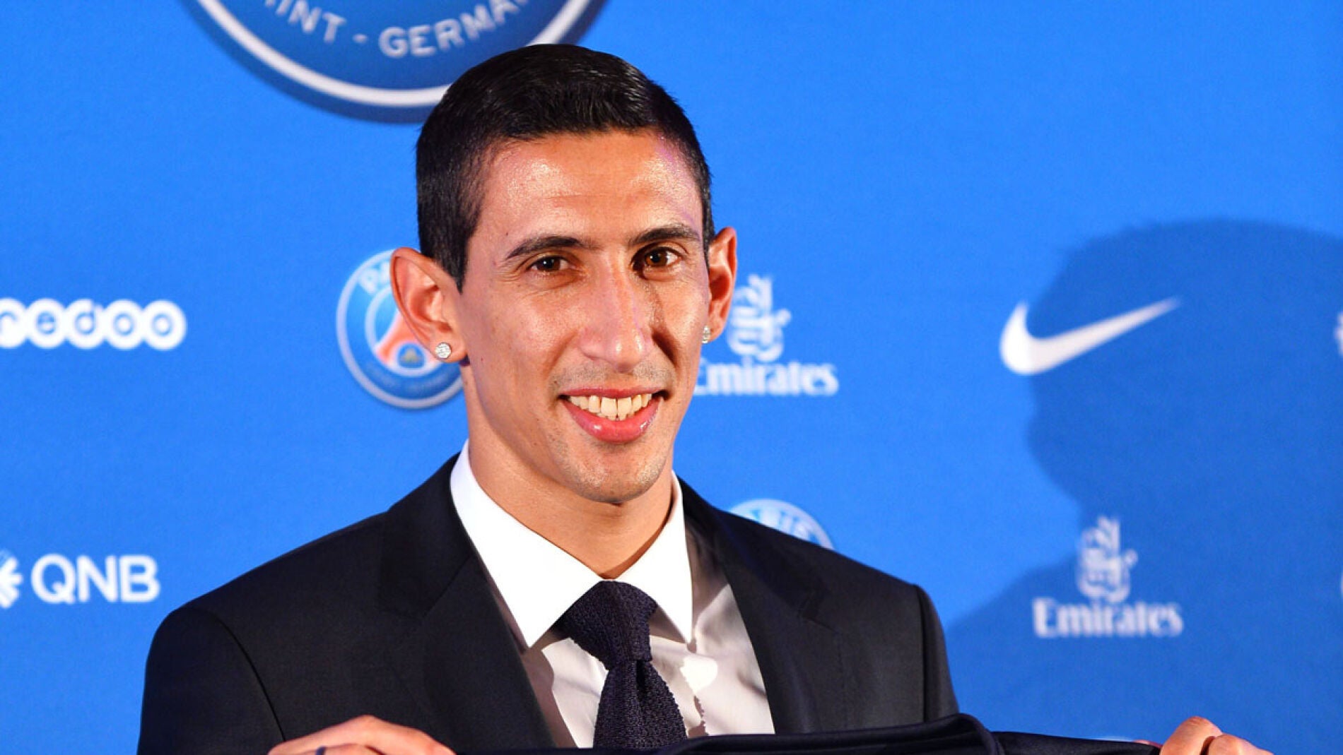 Di Mar&iacute;a posa con la camiseta del PSG