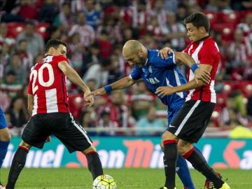 Aduriz y Elustondo intentan robar un balón ante el Inter de Bakú