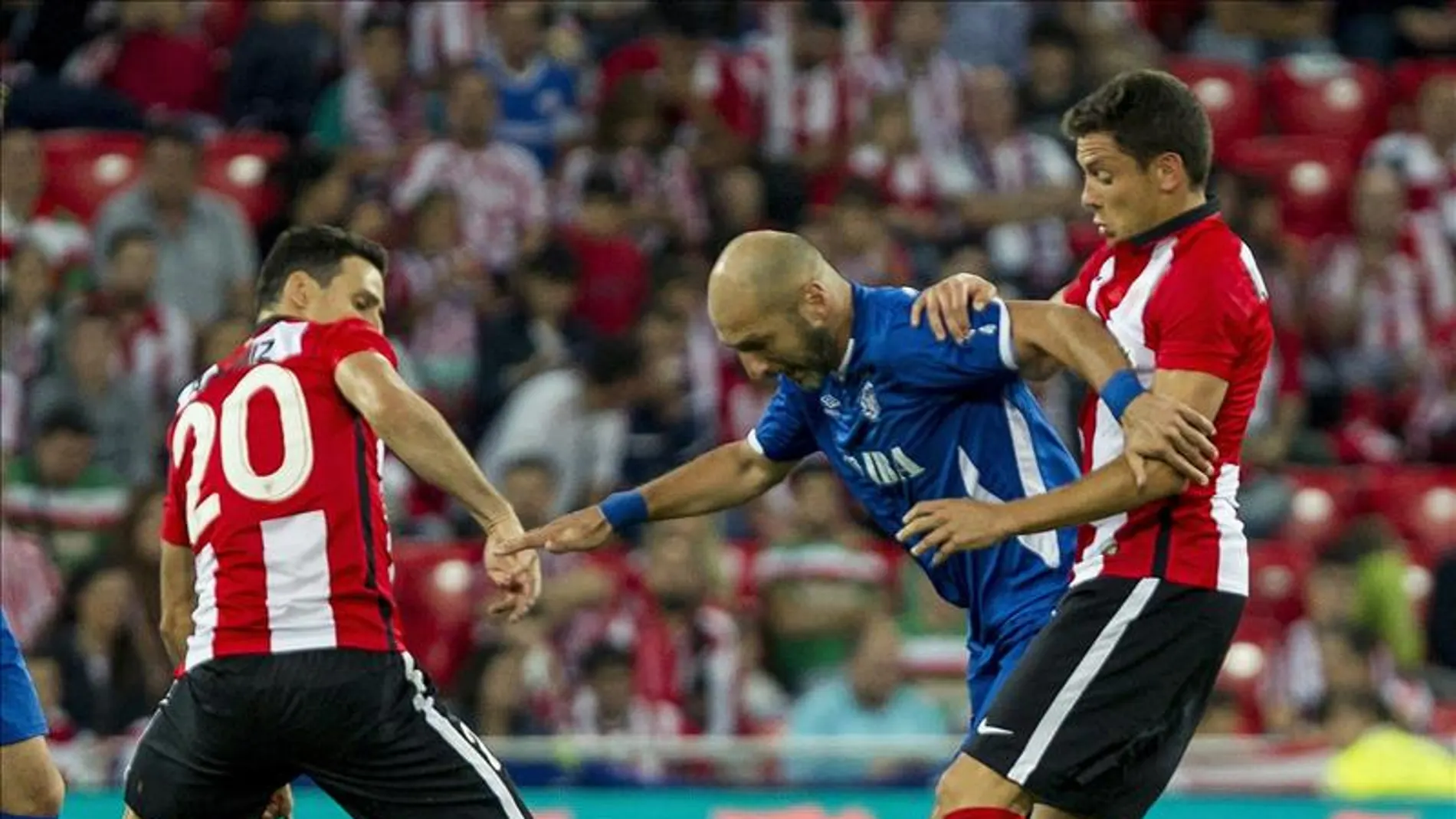 Aduriz y Elustondo intentan robar un balón ante el Inter de Bakú Aduriz y Elustondo intentan robar un balón ante el Inter de Bakú
