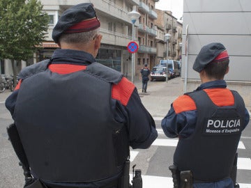  Varios agentes de los mossos d'Esquadra