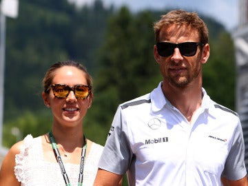 Jessica Michibata y Jenson Button