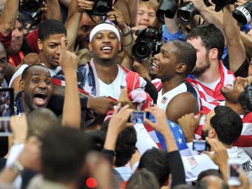 Los jugadores de la selección de EEUU celebran el oro de Londres