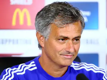 Mourinho sonríe en rueda de prensa Mourinho sonríe en rueda de prensa