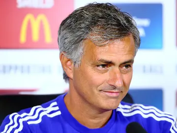 Mourinho sonríe en rueda de prensa Mourinho sonríe en rueda de prensa