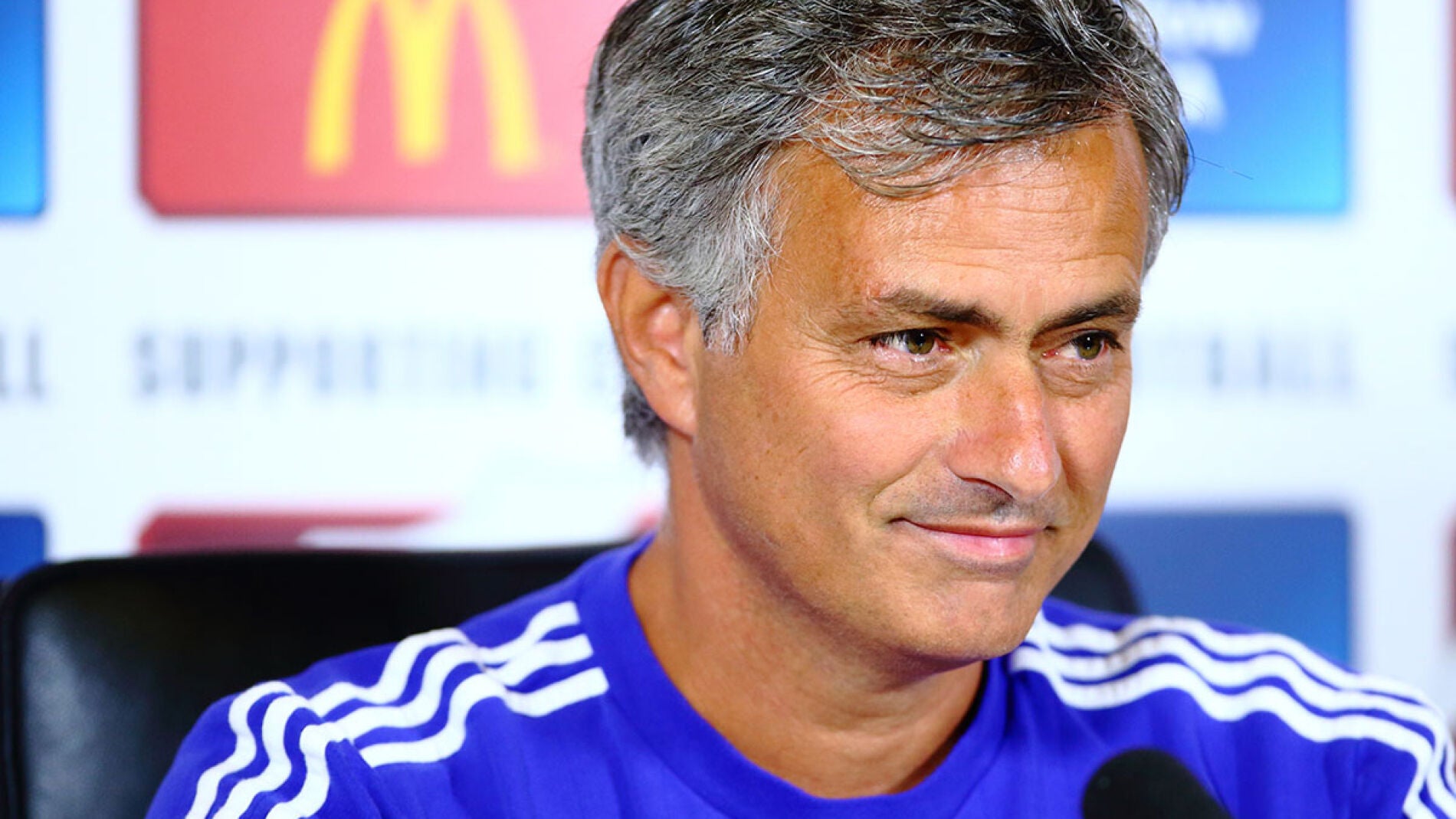 Mourinho sonr&iacute;e en rueda de prensa