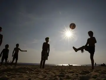 Niños jugando en la playa Niños jugando en la playa