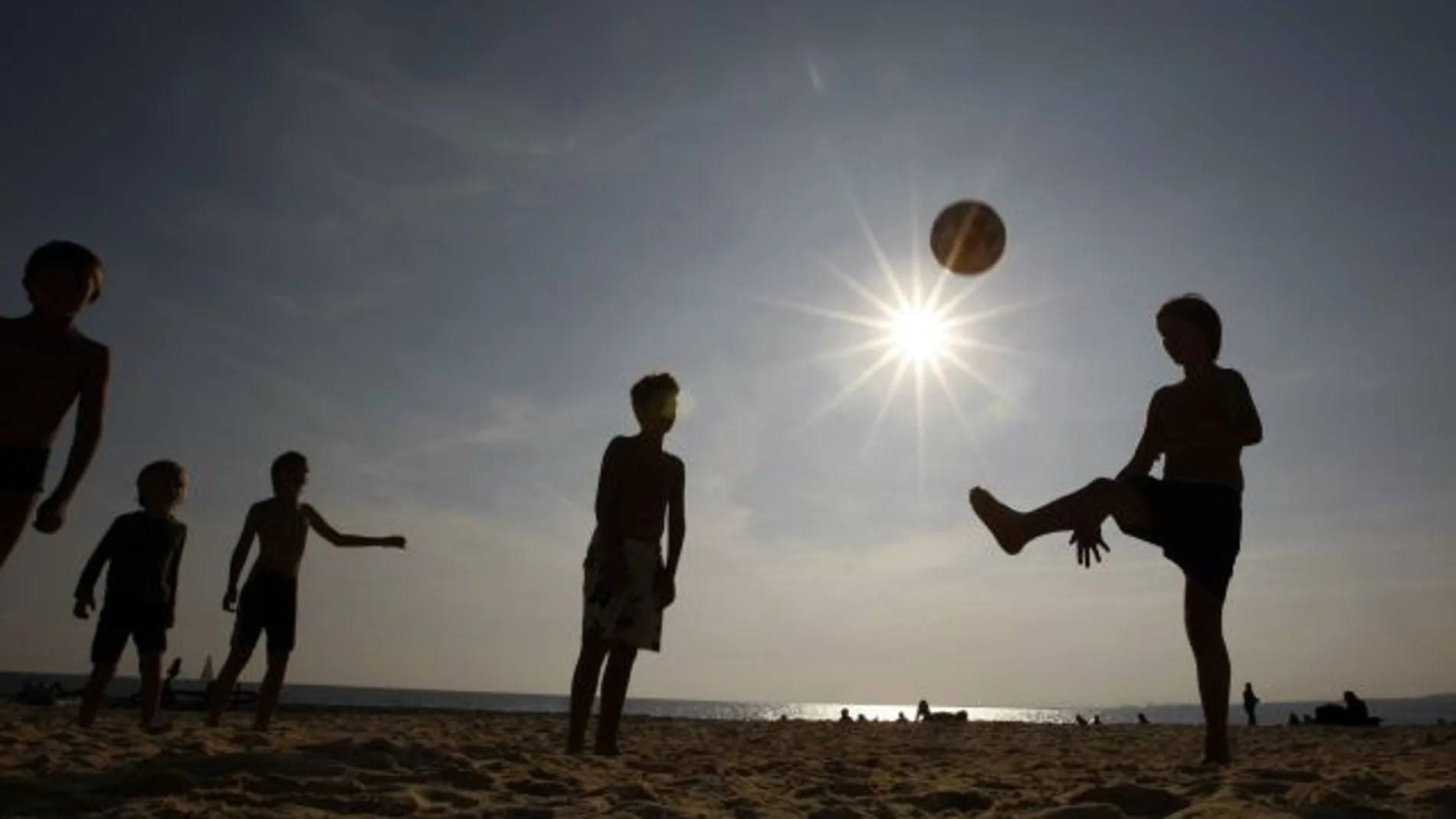Niños jugando en la playa Niños jugando en la playa
