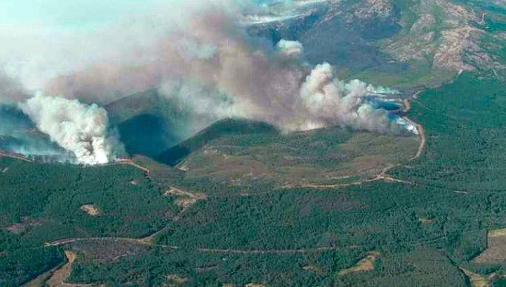 Fotografía aérea del incendio forestal declarado en la localidad de Acebo (Cáceres)