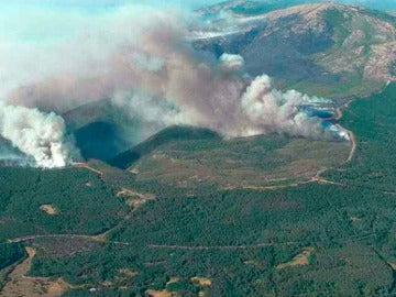 Fotografía aérea del incendio forestal declarado en la localidad de Acebo (Cáceres)