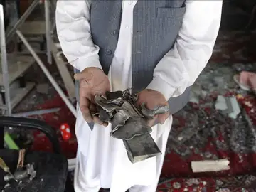 Un hombre muestra restos de objetos que han quedado tras la explosión Un hombre muestra restos de objetos que han quedado tras la explosión
