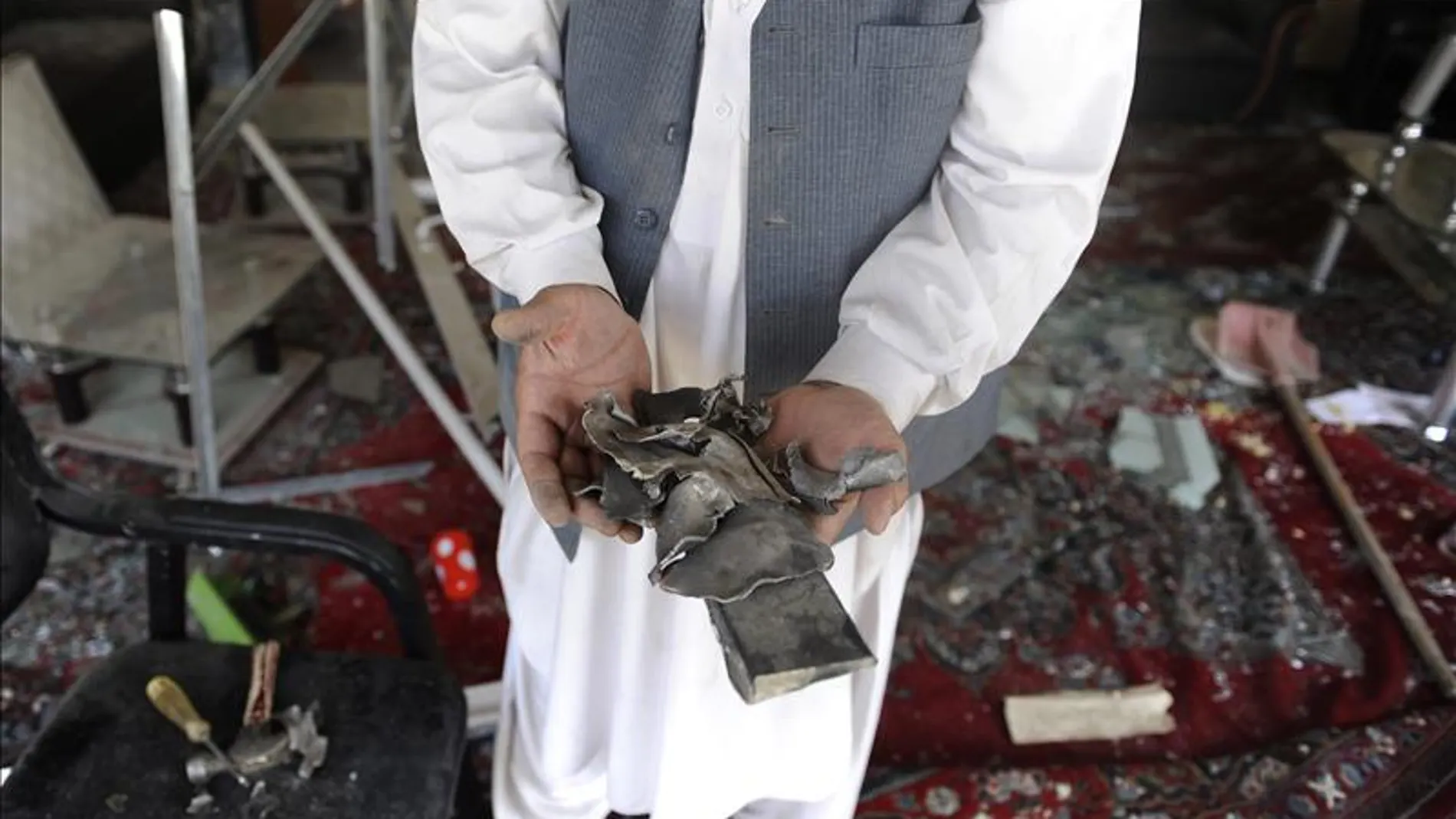 Un hombre muestra restos de objetos que han quedado tras la explosión Un hombre muestra restos de objetos que han quedado tras la explosión