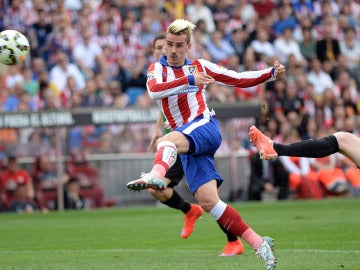 Griezmann remata un balón en un partido con el Atlético