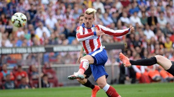 Griezmann remata un balón en un partido con el Atlético