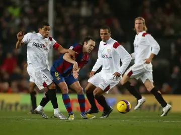 Dani Alves presiona a Iniesta durante un partido Dani Alves presiona a Iniesta durante un partido
