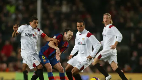 Dani Alves presiona a Iniesta durante un partido Dani Alves presiona a Iniesta durante un partido
