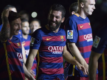 Arda y Messi, sonrientes durante la presentación del equipo