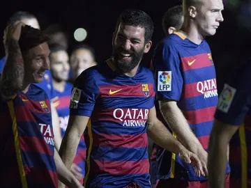 Arda y Messi, sonrientes durante la presentación del equipo Arda y Messi, sonrientes durante la presentación del equipo